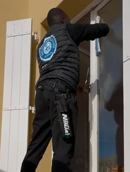 Nettoyage de vitres, vérandas, panneaux solaires et bardages