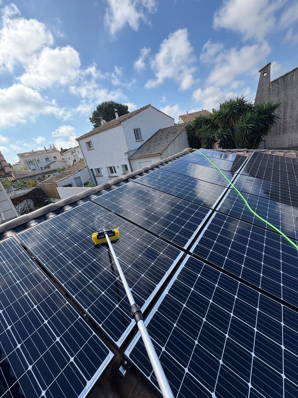 Nettoyage des panneaux solaires sur cette maison à Agde