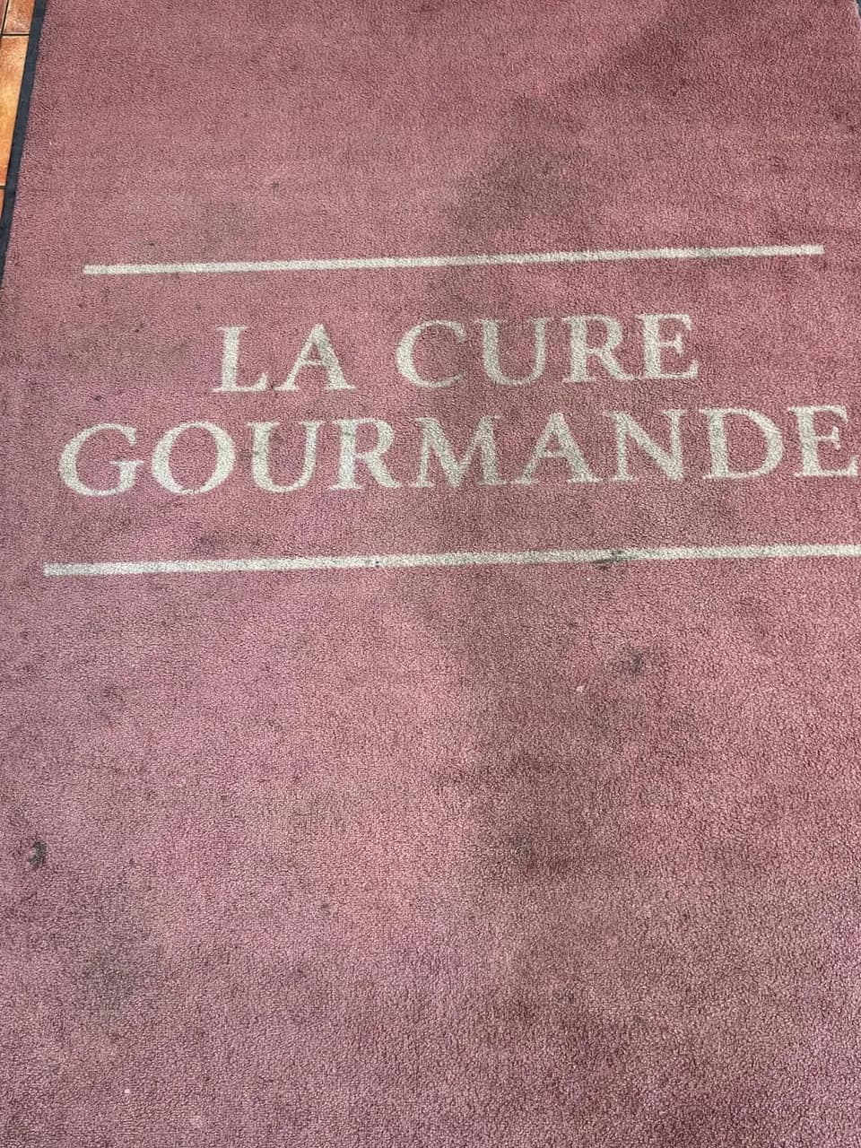 Avant un nettoyage professionnel en profondeur par Eco Clean Up 34 pour ce tapis au Cap d'Agde