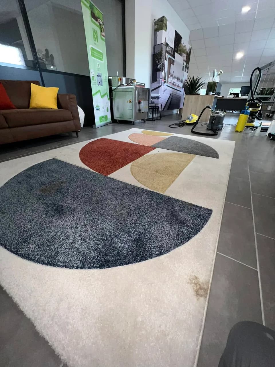 Avant un nettoyage professionnel en profondeur par Eco Clean Up 34 pour ce tapis à Montpellier