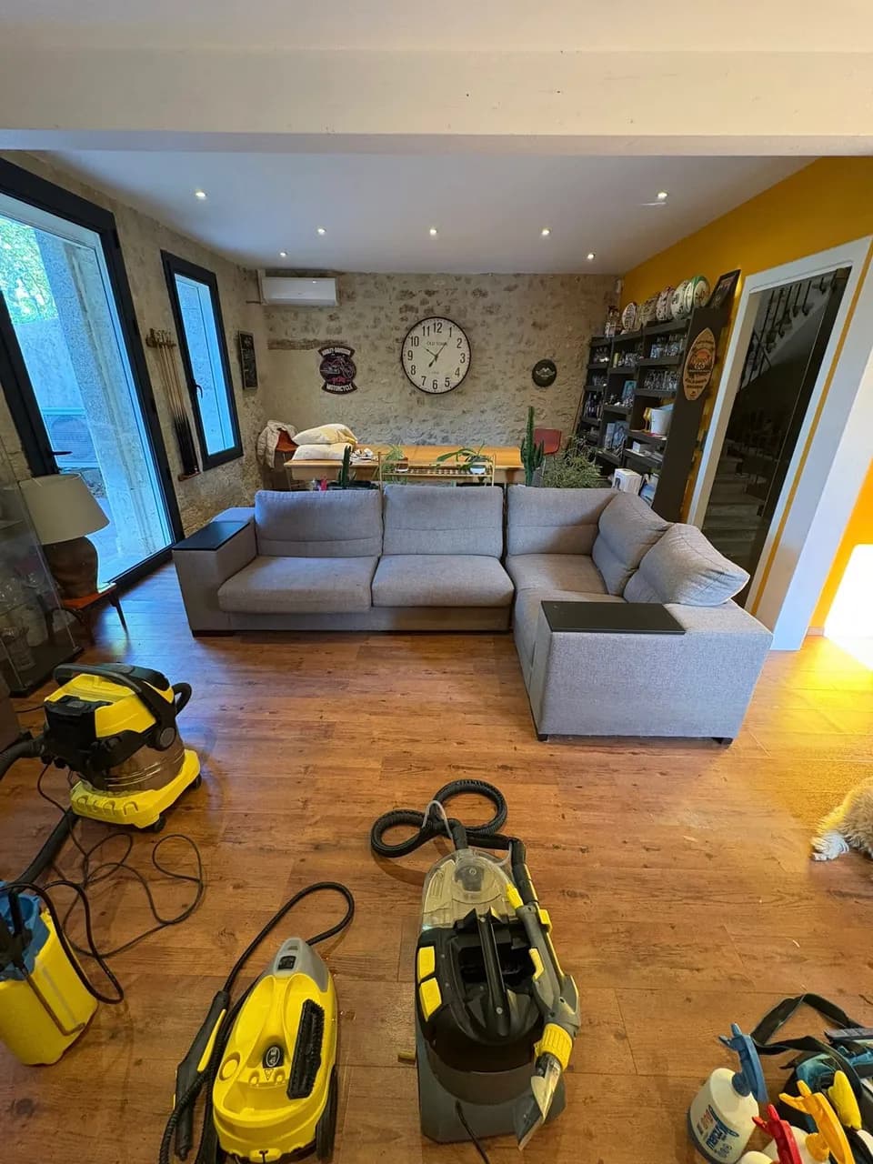 Matériel professionnel pour nos interventions, ici à Cazouls-d'Hérault pour un nettoyage de canapé en profondeur - Résultat complet