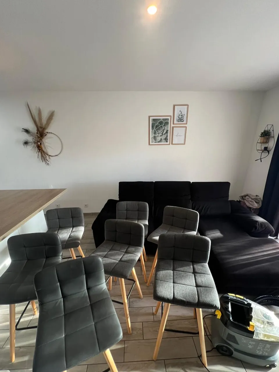 Résultat complet après notre intervention à Balaruc-les-Bains pour ce nettoyage de mobilier textile - canapés et chaises - Eco Clean Up 34