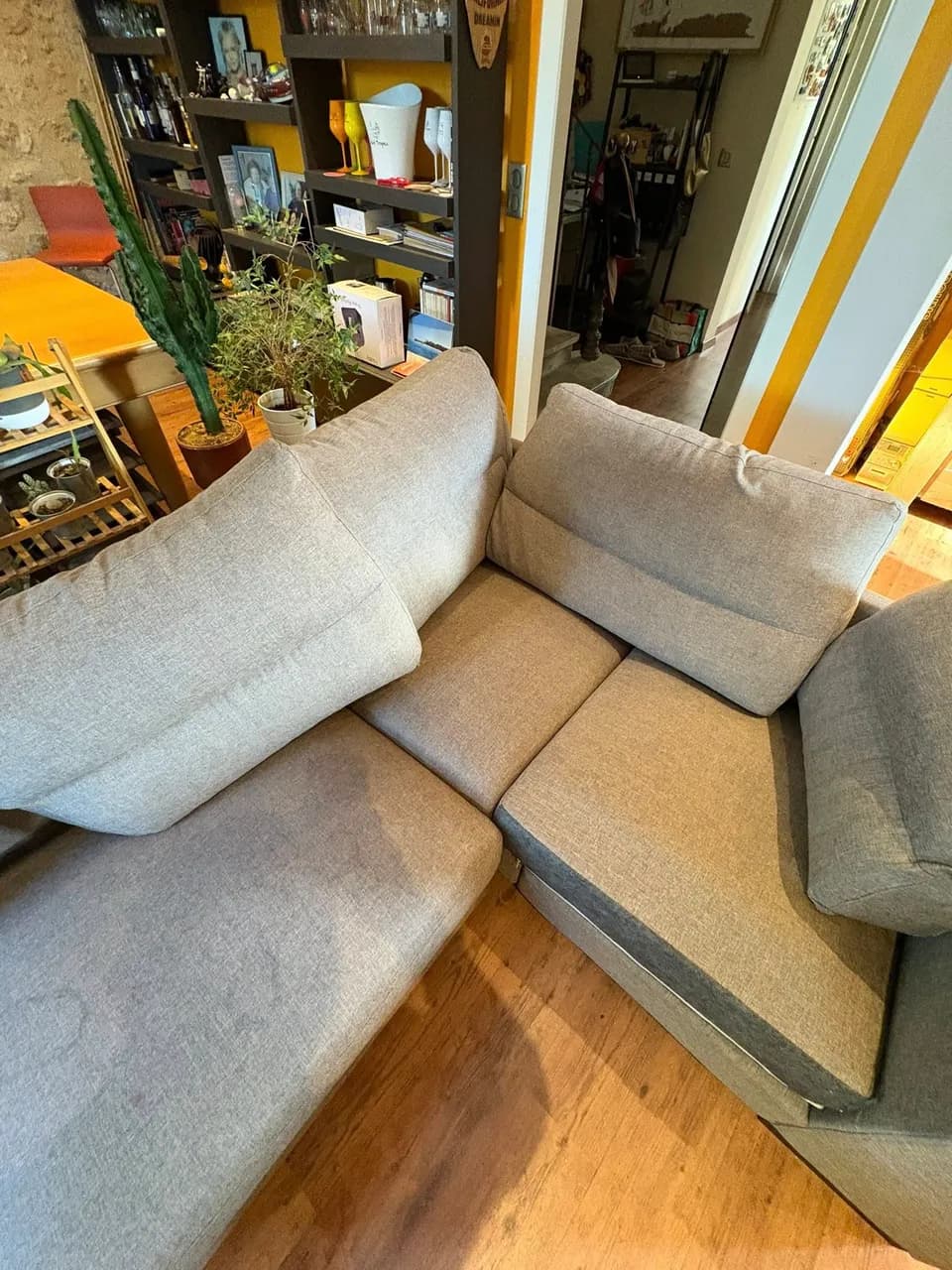 Avant un nettoyage professionnel en profondeur par Eco Clean Up 34 pour ce canapé à Cazoouls-d'Hérault