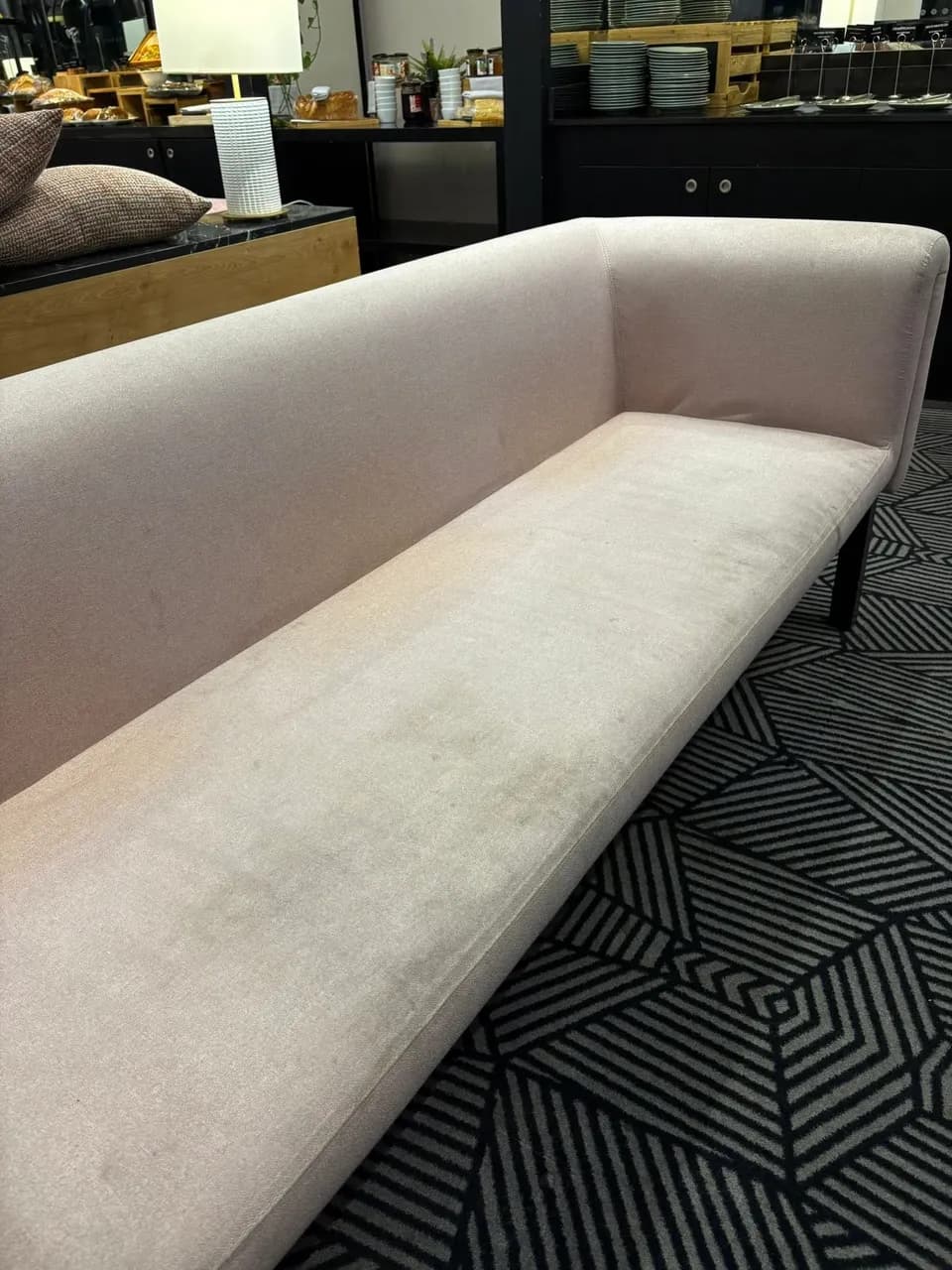 Avant nettoyage et désinfection d'un canapé au sein du restaurant Vertigo Rooftop à Montpellier - Eco Clean Up 34