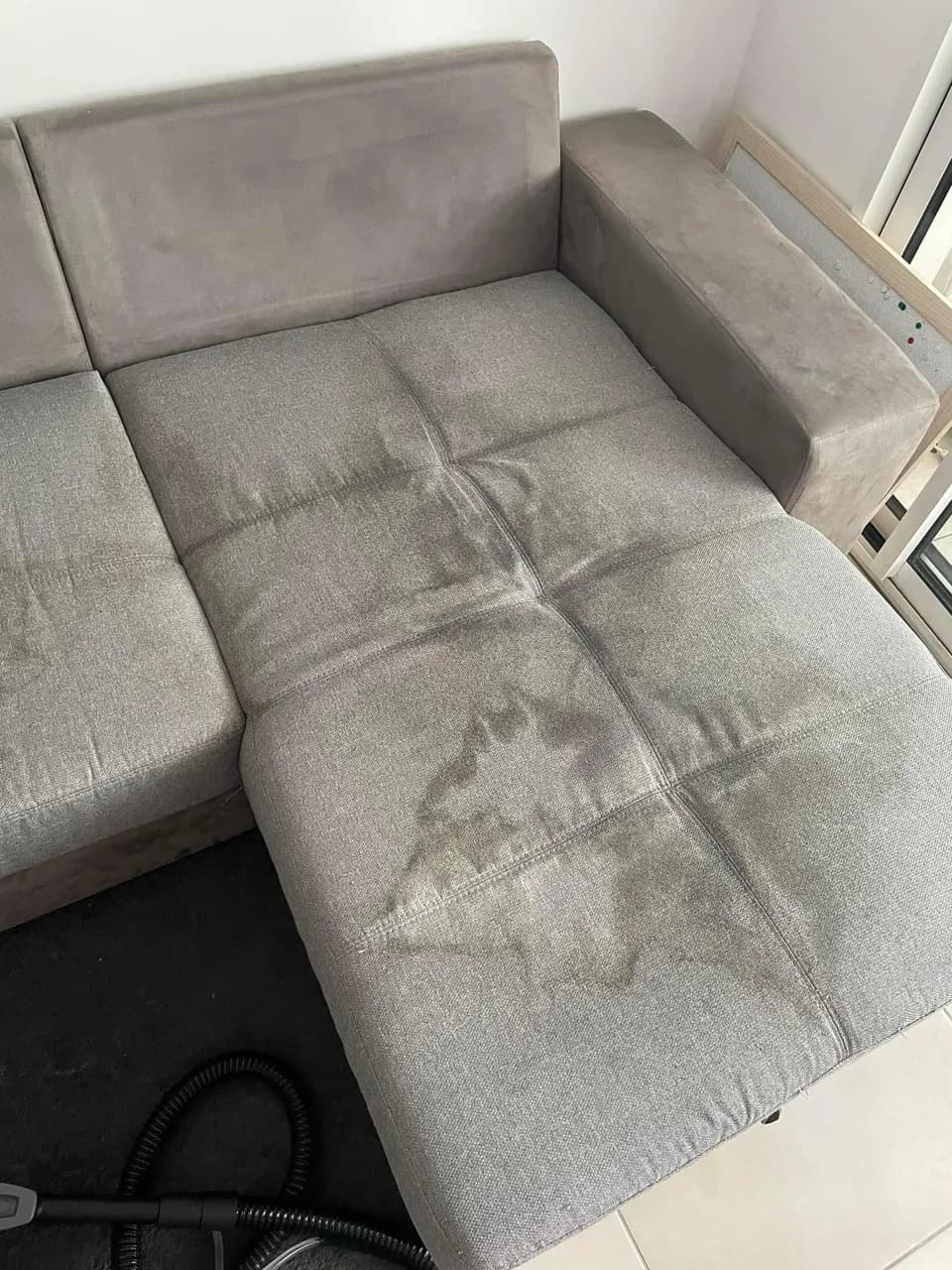 Avant nettoyage et désinfection d'un canapé à Montpellier- Eco Clean Up 34