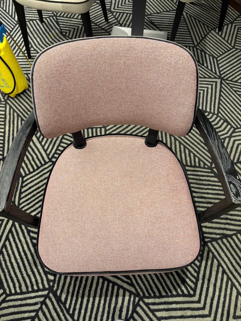 Après nettoyage et désinfection d'une chaise au sein du restaurant Vertigo Rooftop à Montpellier - Eco Clean Up 34