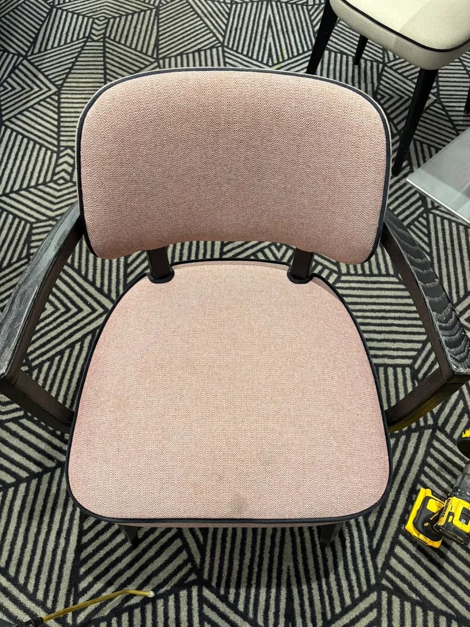 Avant nettoyage et désinfection d'une chaise au sein du restaurant Vertifo à Montpellier - par Eco Clean Up 34 - Spécialiste Nettoyage Professionnel en mobilier textile