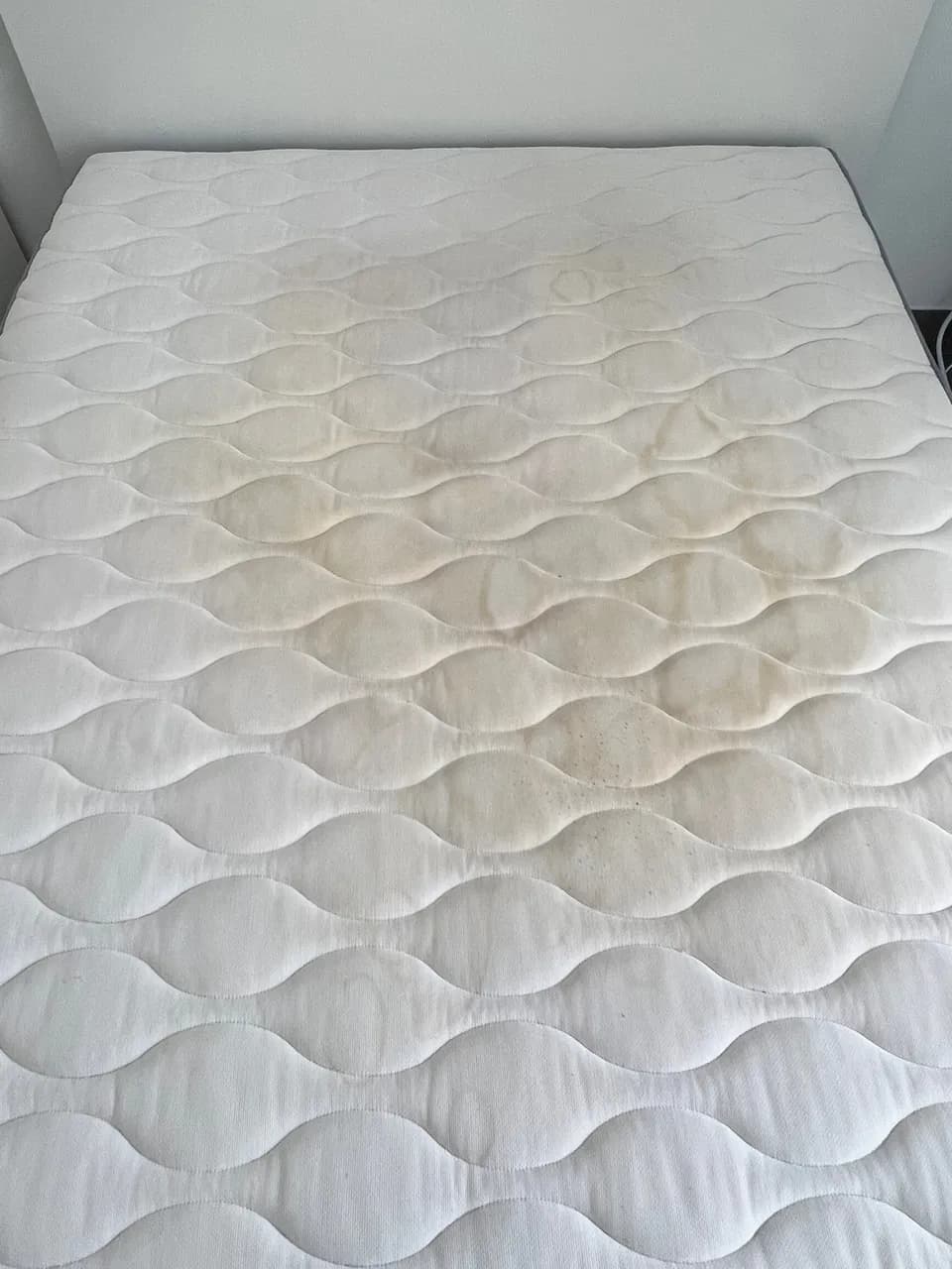 Avant nettoyage et désinfection d'un matelas au Grau d'Agde - Eco Clean Up 34