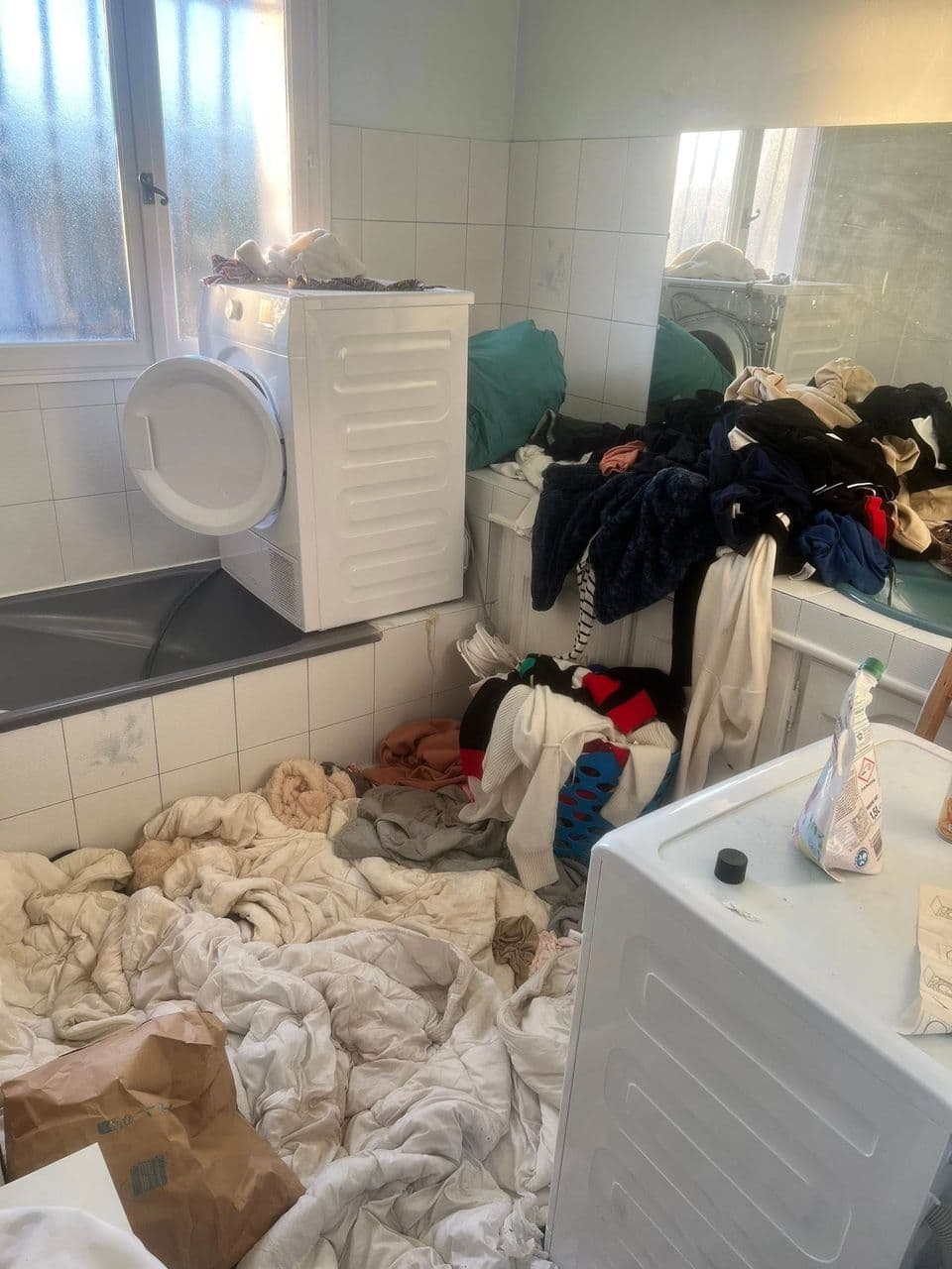 Nettoyage et désinfections d'une maison à Agde - Salle de Bain Avant - par Eco Clean up 34