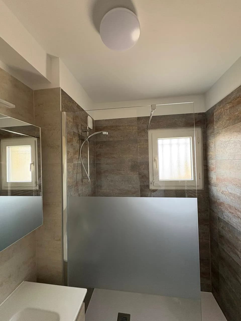 Nettoyage professionnel remise en état d'un appartement rénové à Marseillan - Eco Clean Up 34 - Salle de douche