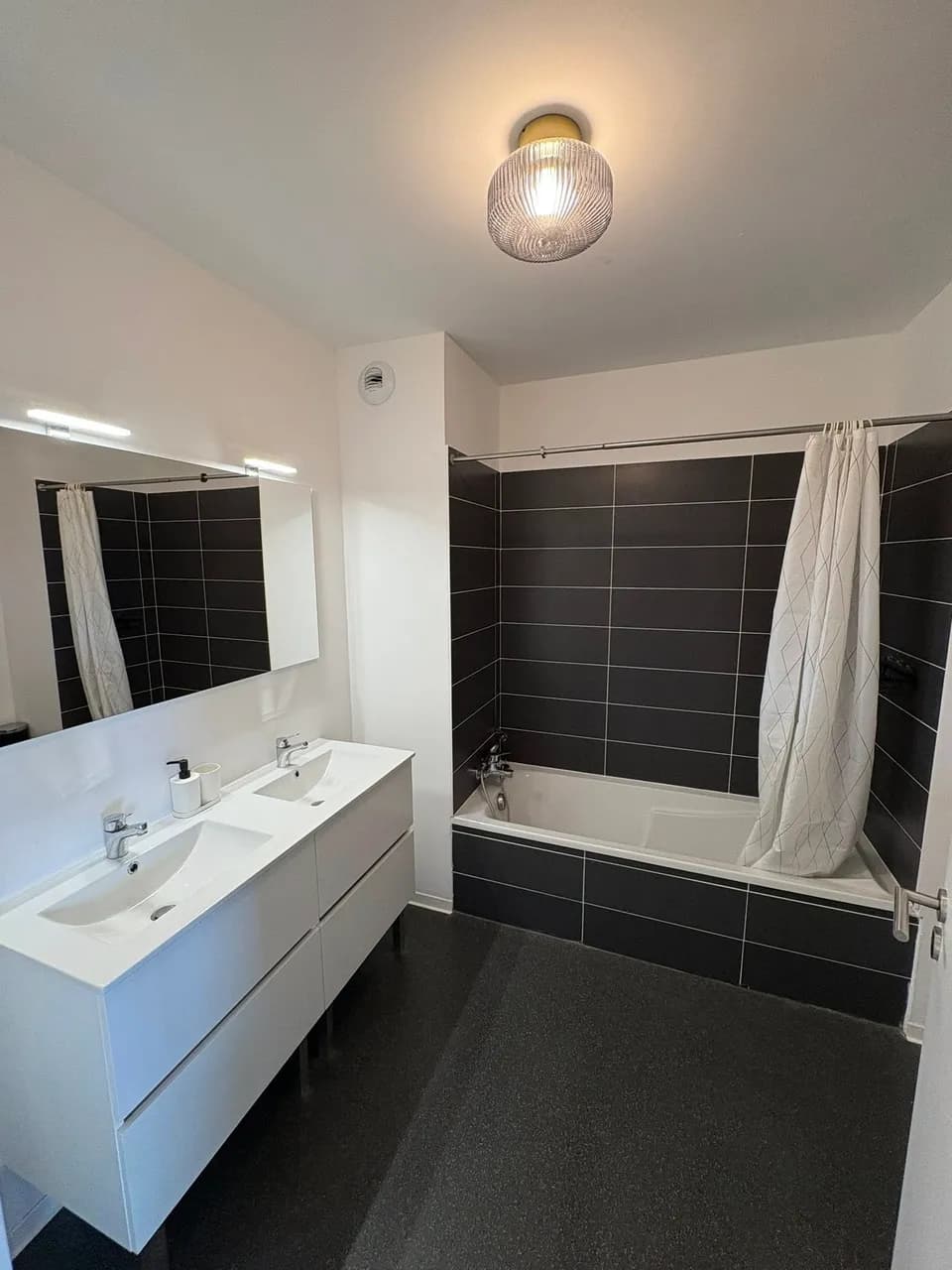 Nettoyage et entretien professionnel d'un appartement au Cap d'Agde - Eco Clean Up 34 - Salle de Bain