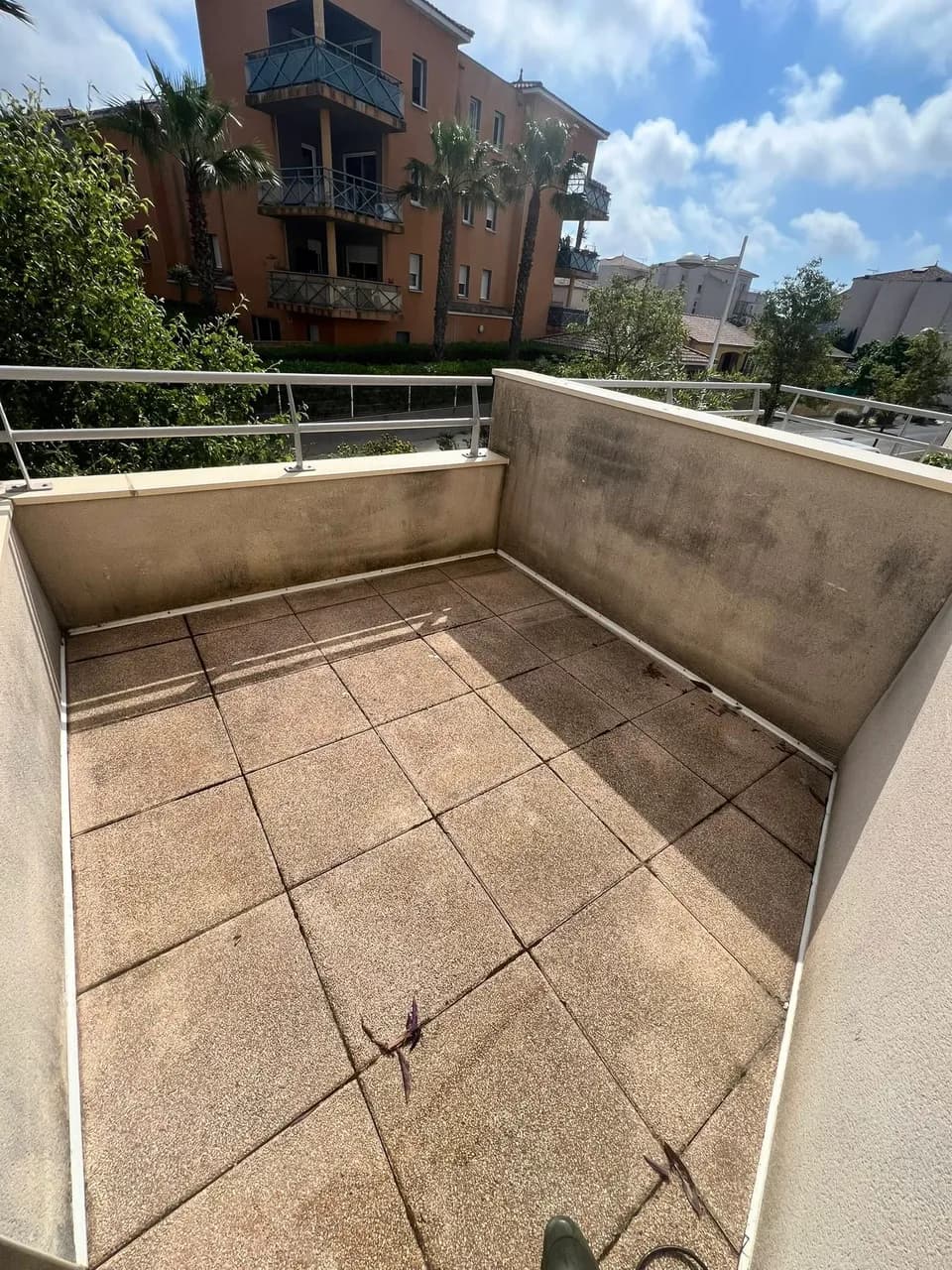 Avant nettoyage professionnel d'une première terrasse de ce client à Marseillan - Eco Clean Up 34