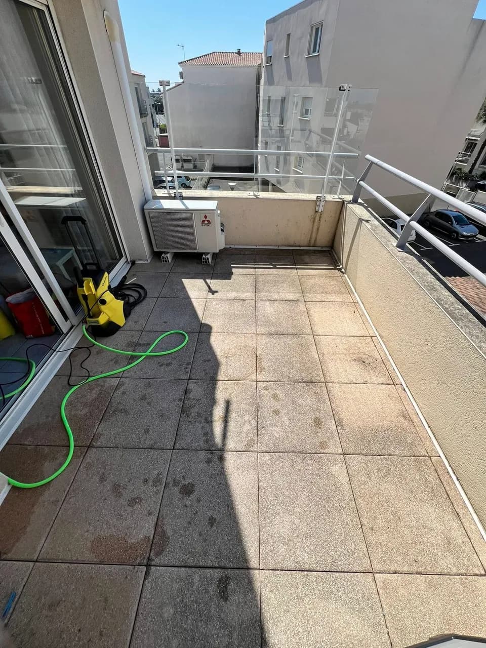 Avant nettoyage professionnel d'une terrasse d'appartement à Marseillan - Eco Clean Up 34