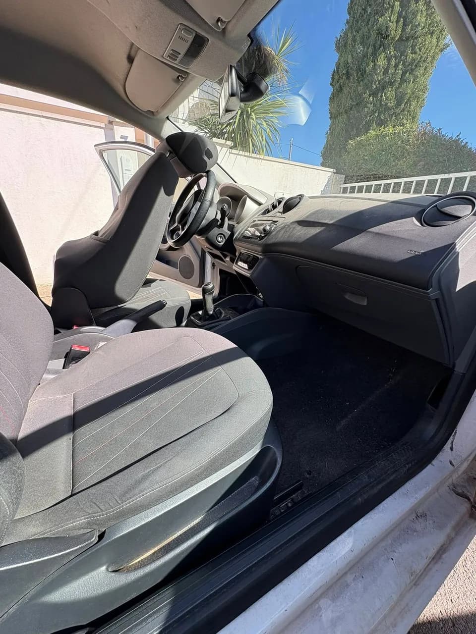 Avant nettoyage et désinfection de l'intérieur avant d'une Seat Ibiza à Agde