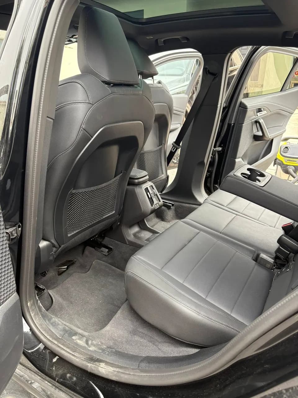 Avant nettoyage et désinfection d'un véhicule à Bessan - sièges arrière - BMW X4 à Bessan - Eco Clean Up 34