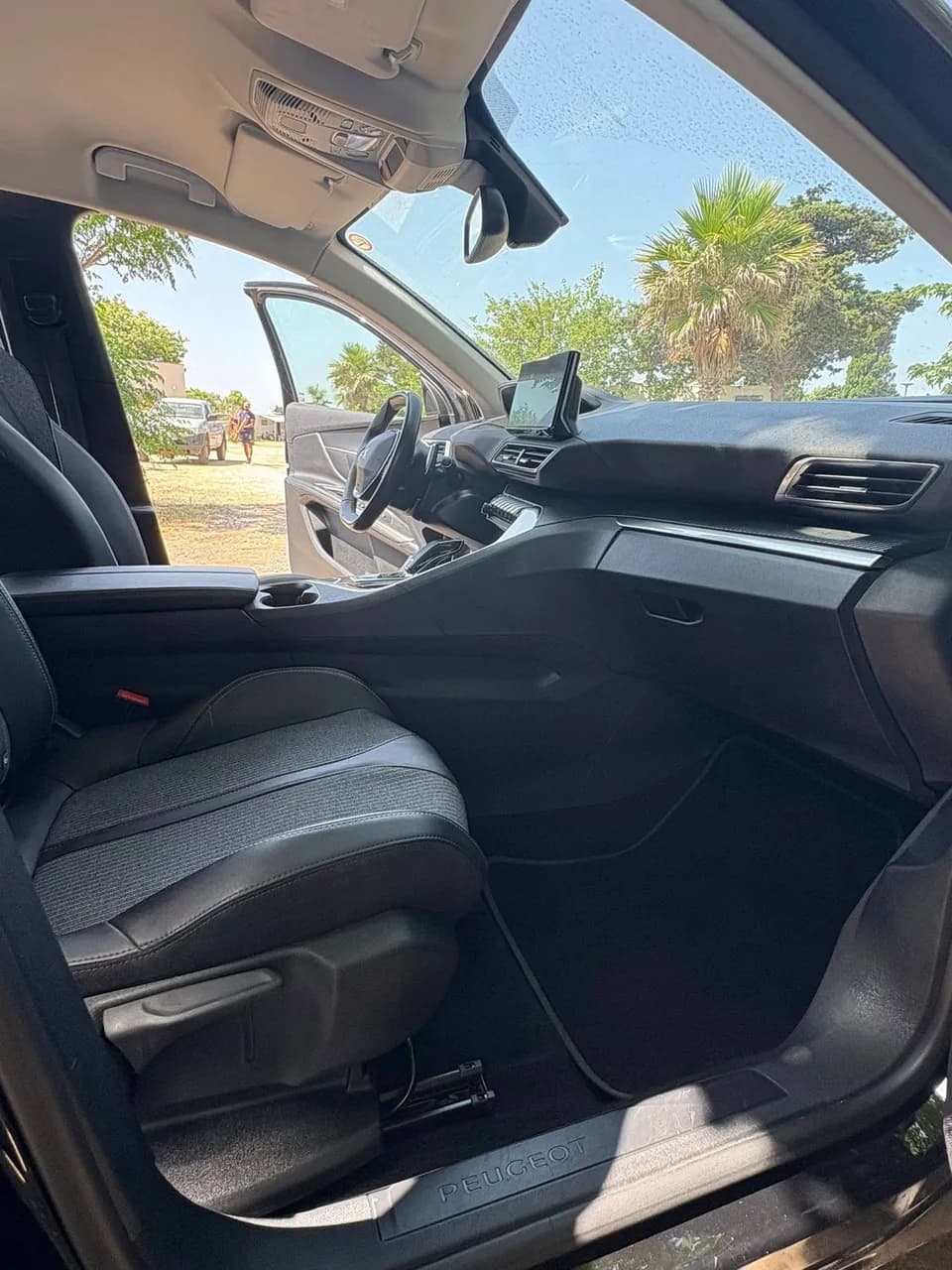 Après nettoyage et désinfection de l'intérieur avant d'une Peugeot 3008 au Cap d'Agde par Eco Clean Up