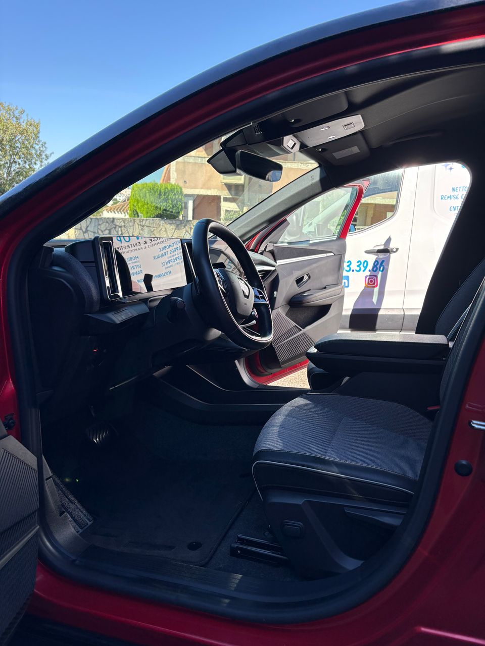 Détachage en profondeur de l’intérieur d’une Renault Mégane après un accident de vomi à Béziers.