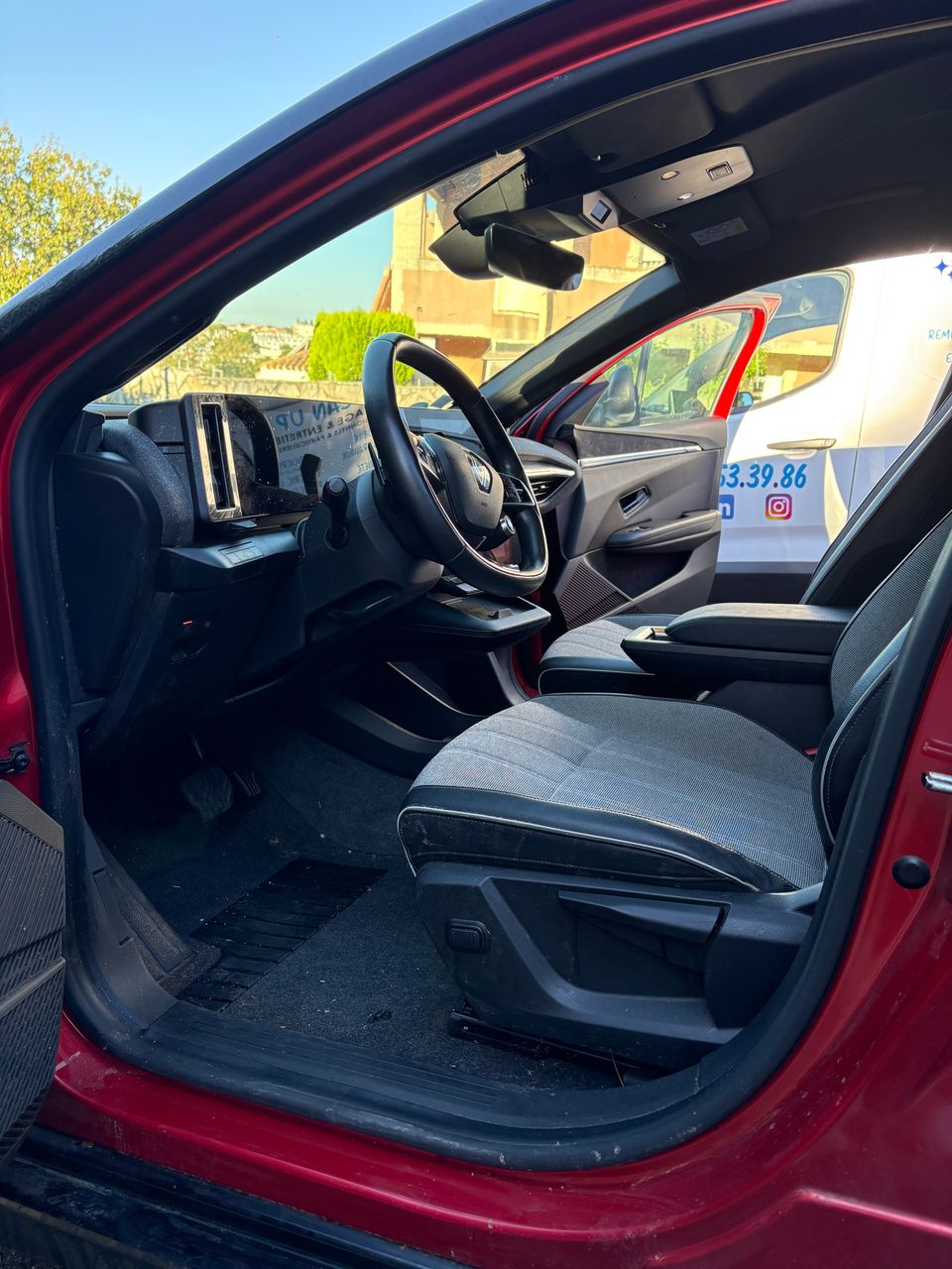 Nettoyage professionnel des sièges et moquettes d’une Renault Mégane à Béziers