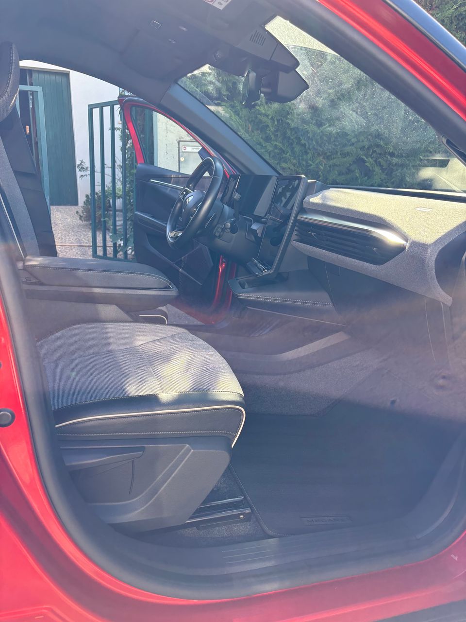 Résultat final après nettoyage intérieur et désinfection complète d’une Renault Mégane à Béziers.