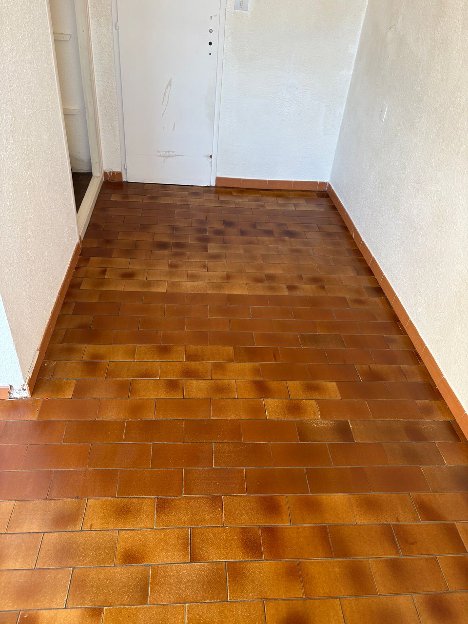 Appartement entièrement nettoyé après une forte présence de nicotine avant mise en peinture.