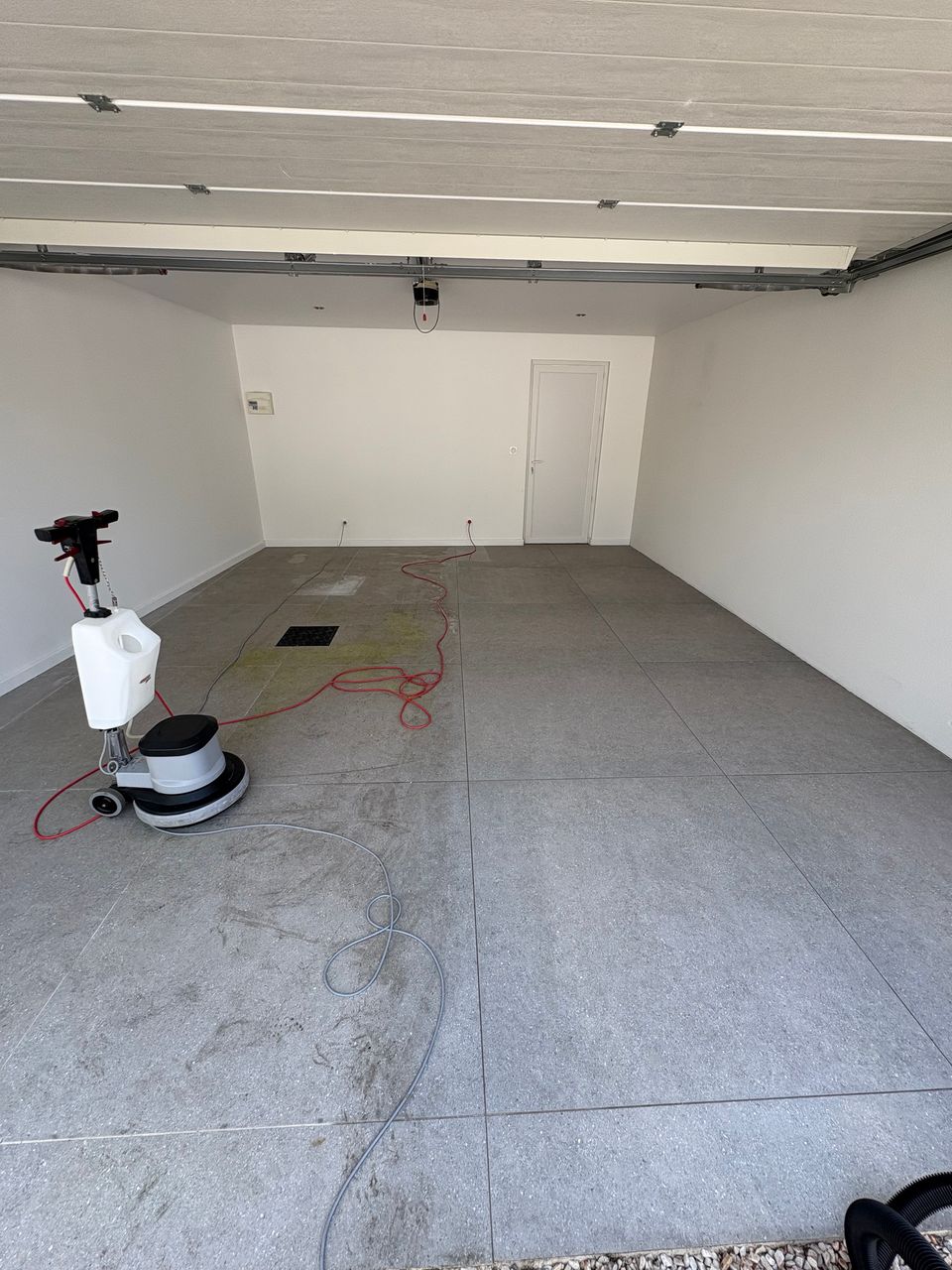     Décapage professionnel d’un carrelage de garage à Pomerols