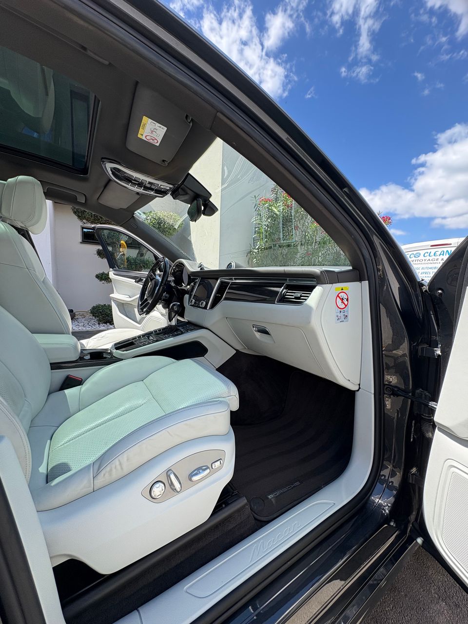 habitacle d’une porsche macan s après intervention à agde nécessitant un nettoyage complet des sièges tapis et plastiques