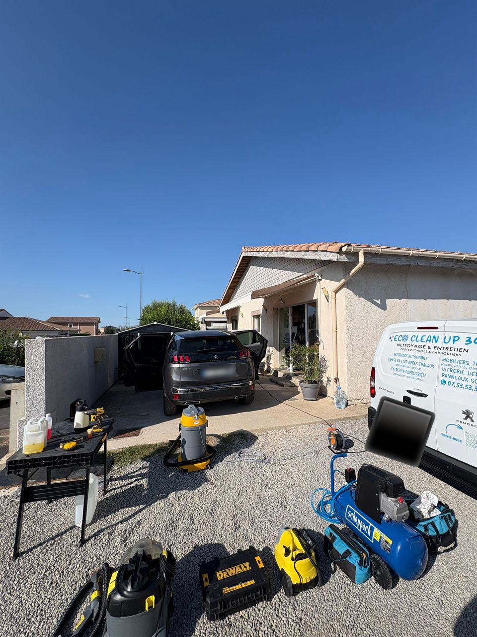     Nettoyage intérieur complet d'un Peugeot 3008 à Bassan par Eco Clean Up 34 avant intervention de nettoyage automobile professionnel.