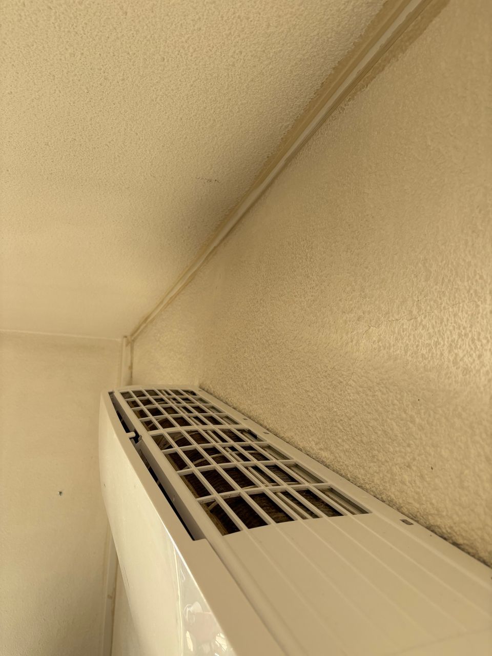 Nettoyage des murs avec forte présence de nicotine dans un appartement au Cap d’Agde.