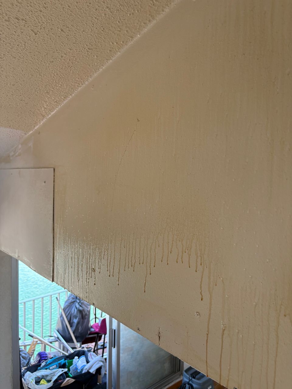 Nettoyage du plafond avant mise en peinture après forte présence de nicotine.