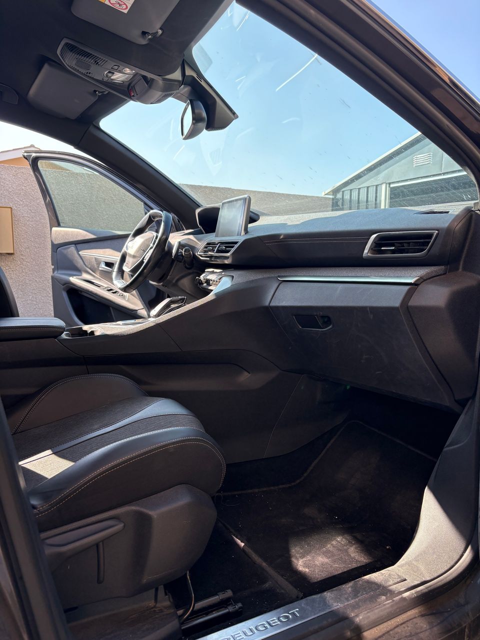     Aspiration professionnelle de l'habitacle d'un Peugeot 3008 à Bassan pour éliminer poussières, saletés et débris.