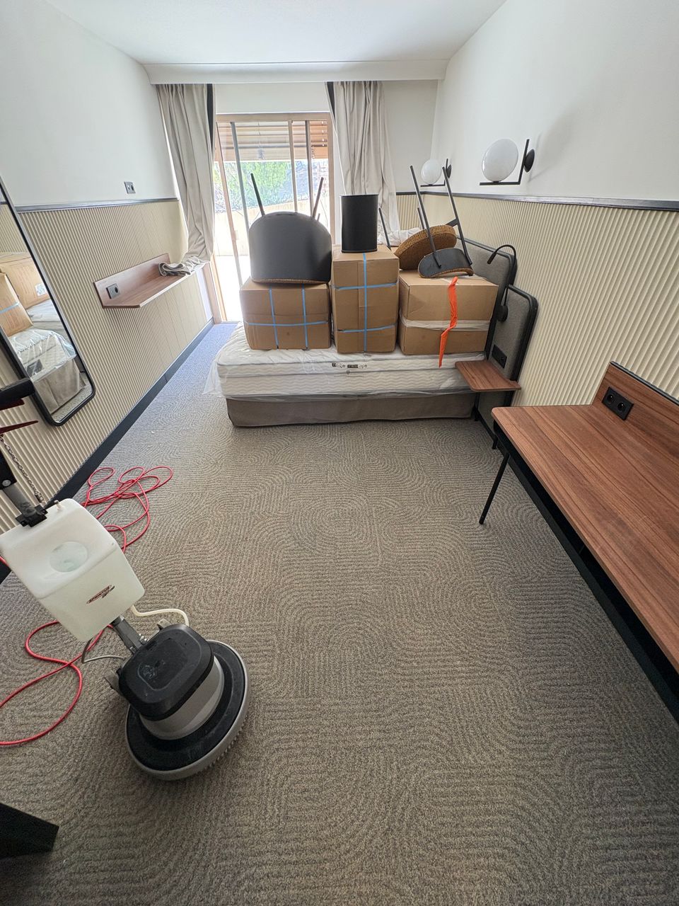 Nettoyage professionnel de moquette dans plusieurs chambres à Narbonne après traces laissées par une shampouineuse