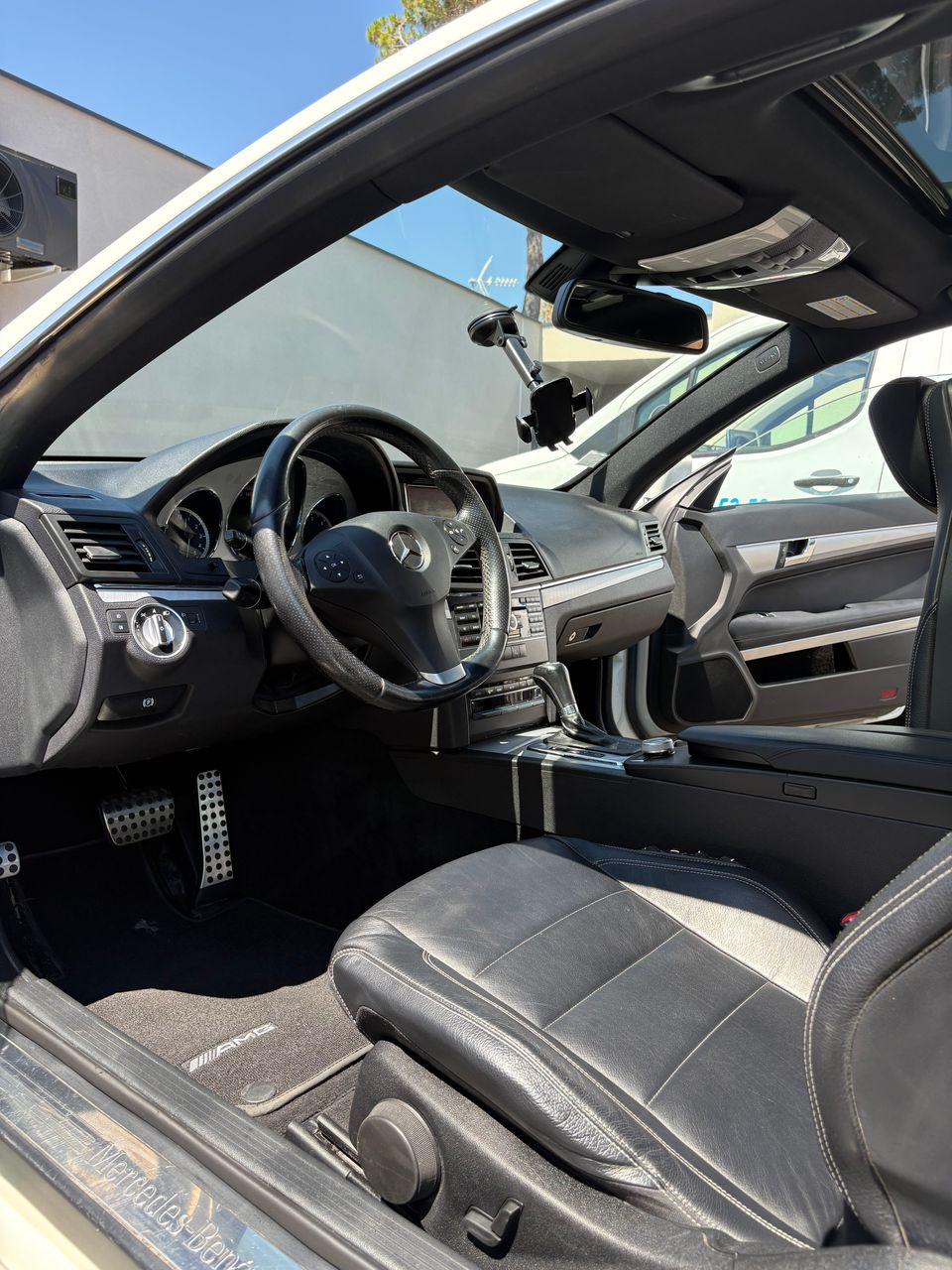 Aspiration en profondeur de l’intérieur d’une Mercedes Classe E.