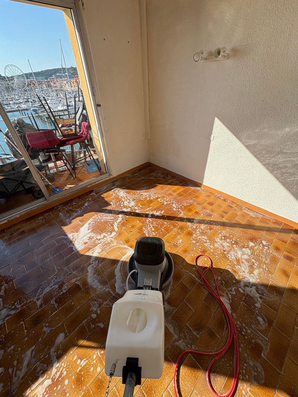 Nettoyage professionnel des sols d’un appartement au Cap d’Agde.