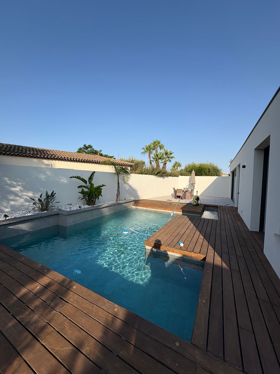 Nettoyage d’une terrasse autour d’une piscine au Grau d’Agde