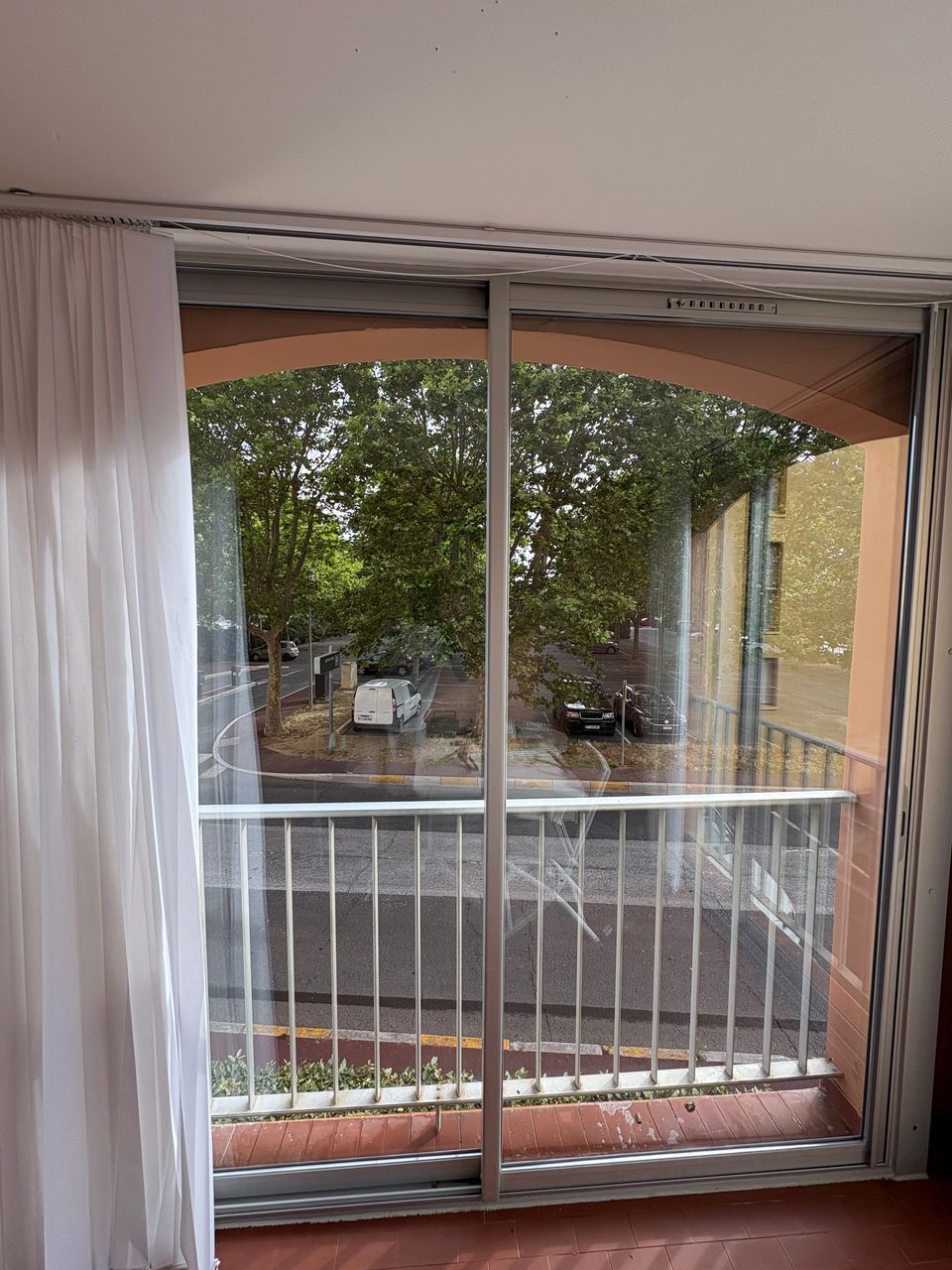 Lavage de vitres et nettoyage des encadrements dans une résidence au Cap d’Agde
