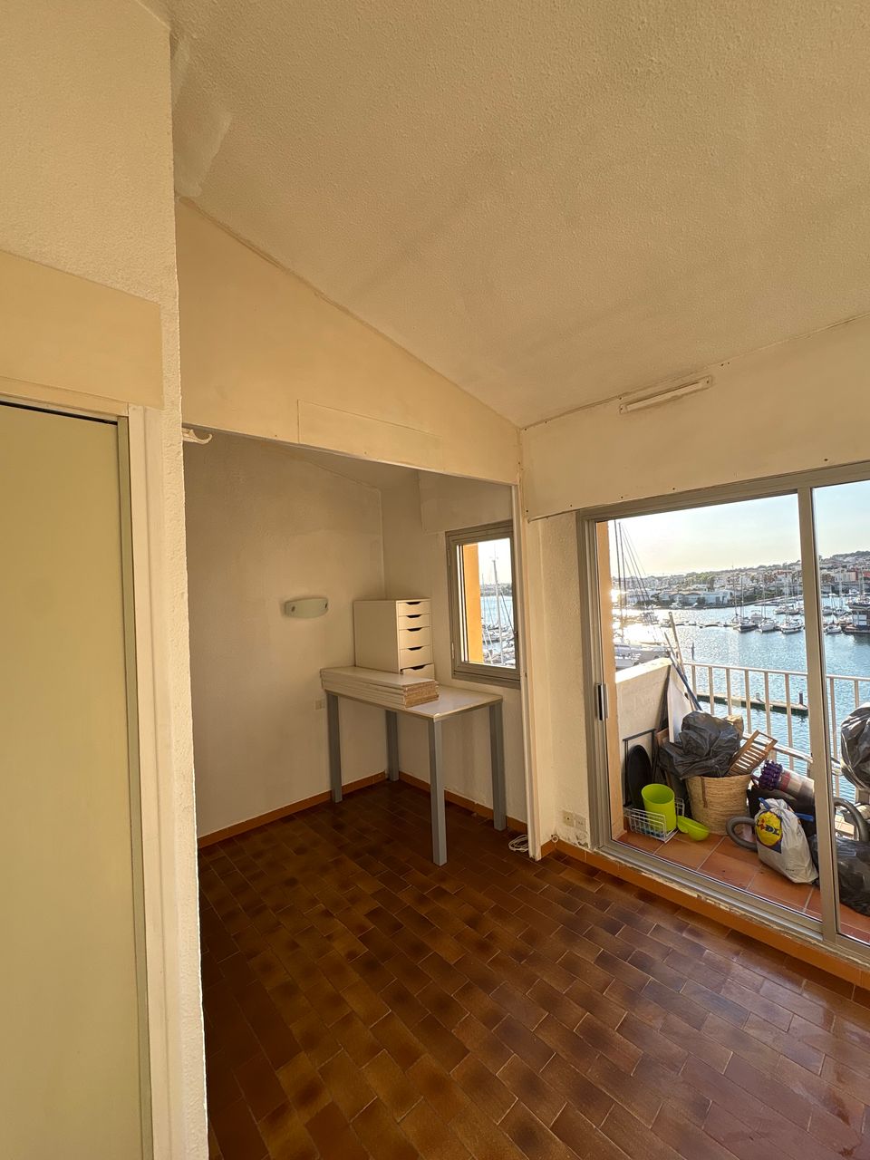Appartement entièrement nettoyé après une forte présence de nicotine avant mise en peinture.