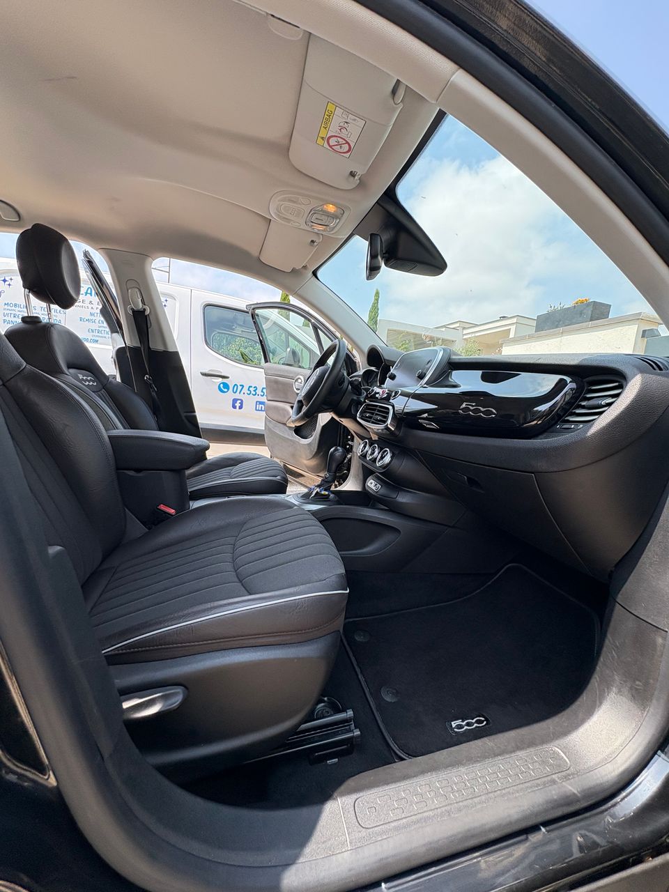     Résultat final après nettoyage intérieur complet d'une Fiat 500X avec un habitacle propre et rafraîchi.