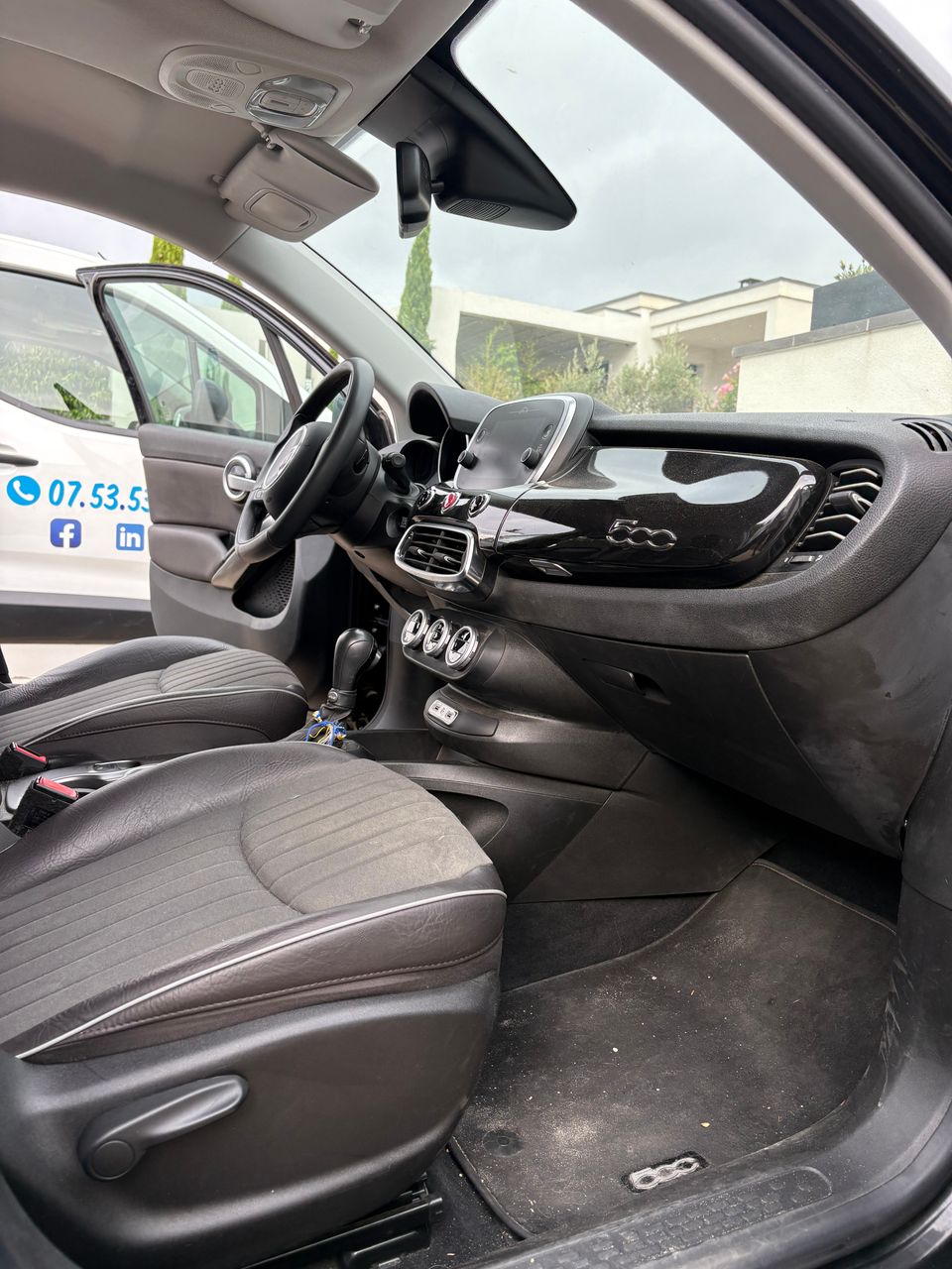     Nettoyage des sièges, tapis et moquettes d'une Fiat 500X à domicile dans l'Hérault.