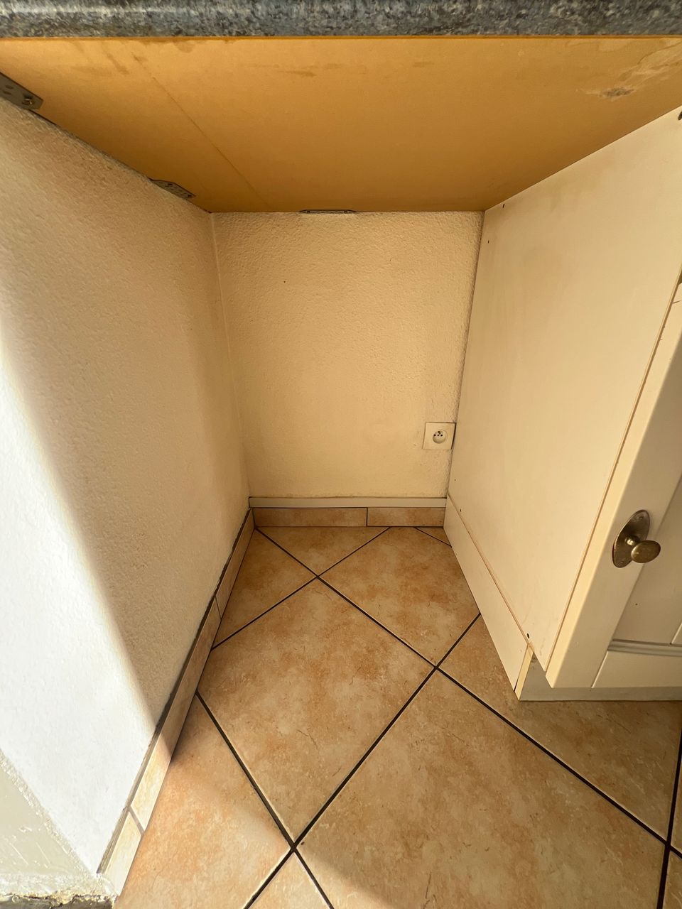 Nettoyage extrême après décès avec enlèvement des déchets, désinfection totale et remise en état des lieux insalubres.