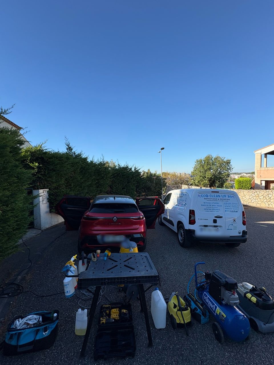 Nettoyage intérieur complet d’une Renault Mégane à Béziers après des vomissures dans l’habitacle.