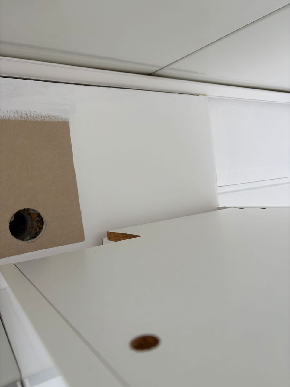 Après Nettoyage et entretien professionnel : remise en état d'un appartement au Grau d'Agde - Dépoussiérage Armoires - Par Eco Cleanup 34 - Hérault