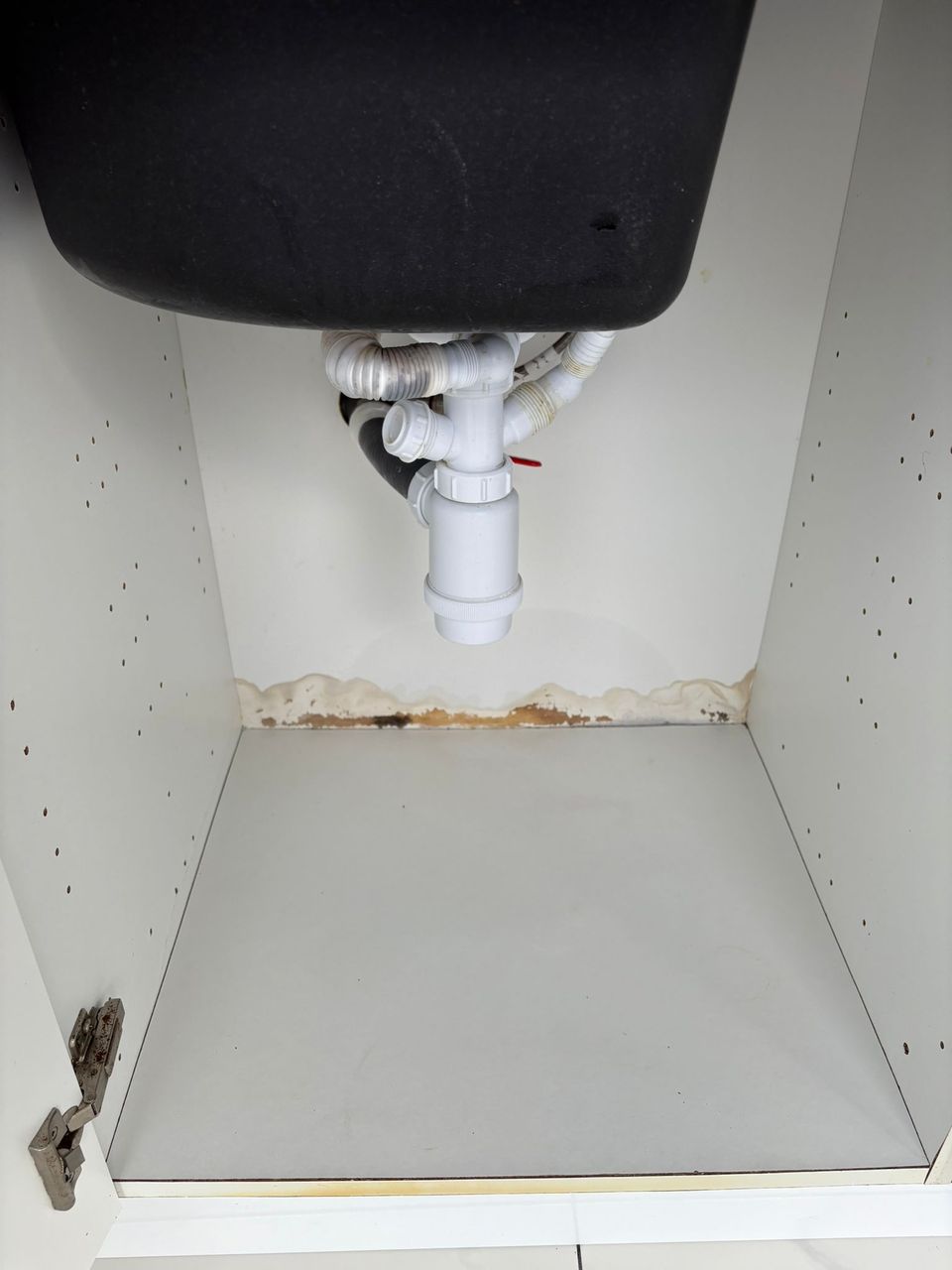 Après Nettoyage et entretien professionnel : remise en état d'un appartement au Grau d'Agde - Placards - Par Eco Cleanup 34 - Hérault