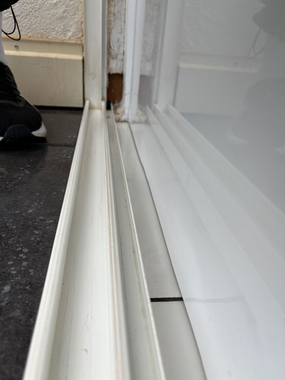 Après Nettoyage et entretien professionnel : remise en état d'un appartement au Grau d'Agde - Huisseries - Par Eco Cleanup 34 - Hérault