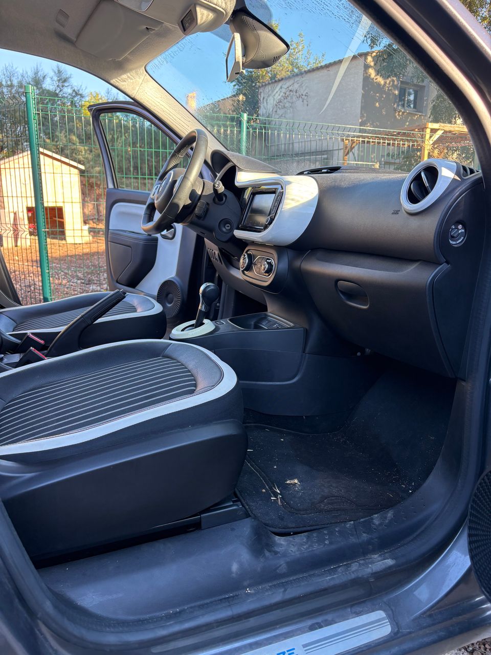 Aspiration de l’habitacle d’une Renault Twingo lors d’une intervention à Frontignan