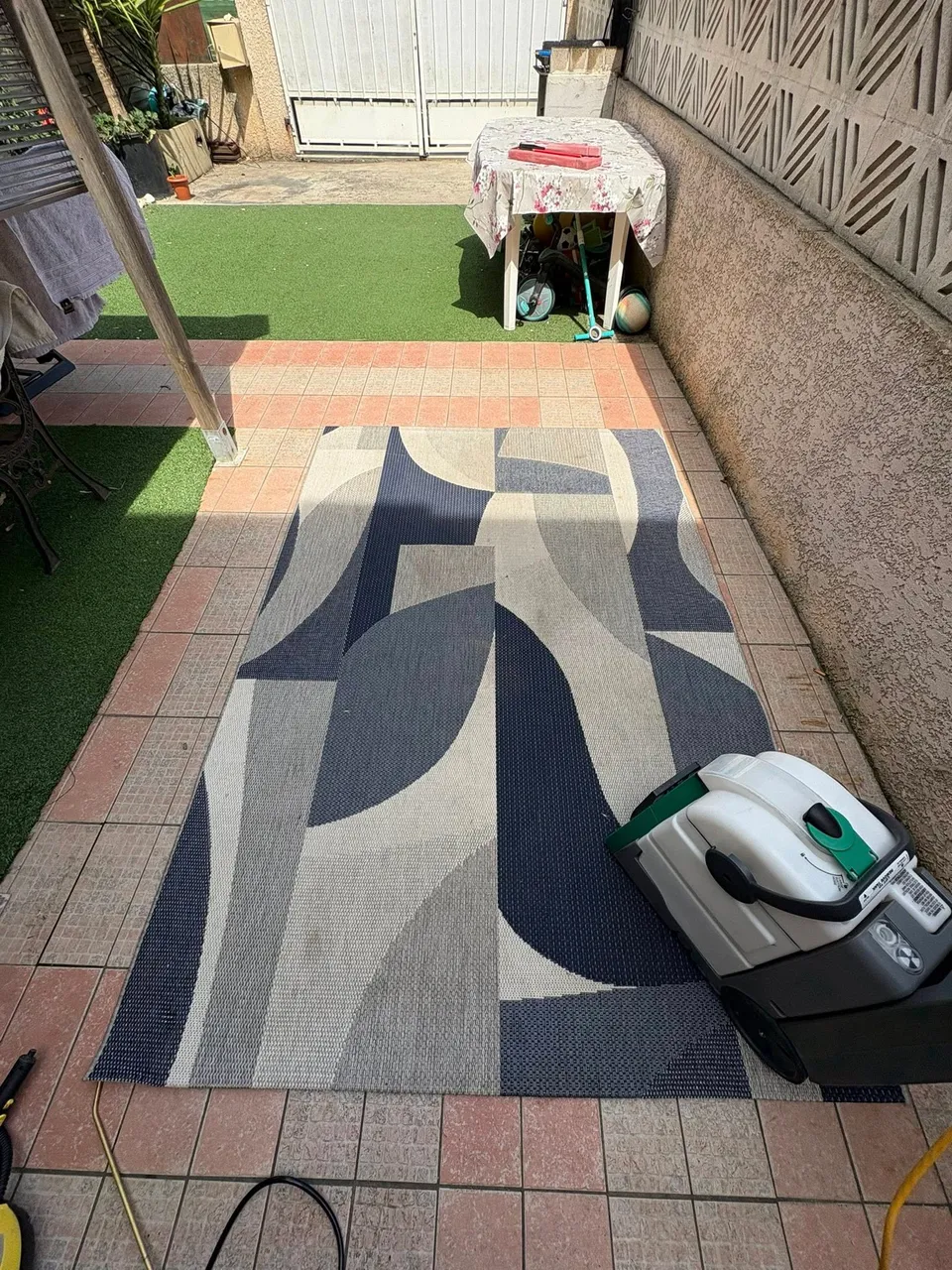 Avant nettoyage professionnel d'un tapis au Cap d'Agde - Eco Clean Up 34