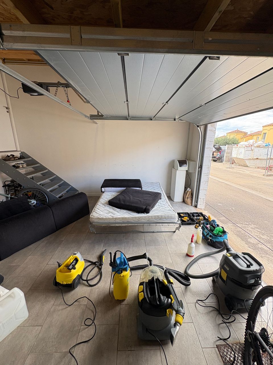 élimination des taches incrustées sur canapé convertible grâce à un nettoyage professionnel au cap d’agde