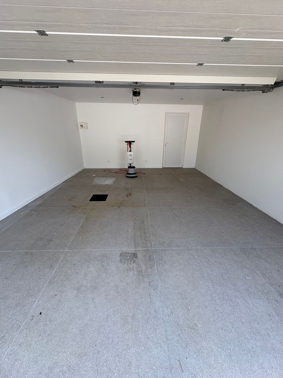     Carrelage de garage taché - Décapage et entretien du sol
