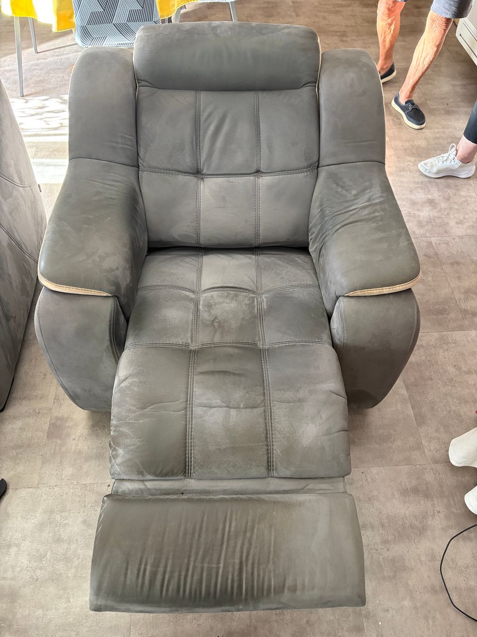 Traitement des salissures incrustées sur fauteuil à Sérignan