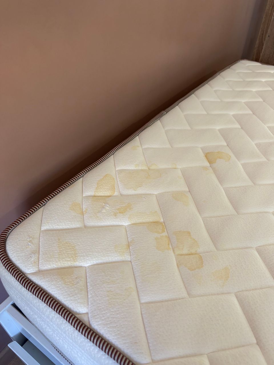 Désinfection et entretien professionnel d’un matelas à domicile à Saint-Thibéry.