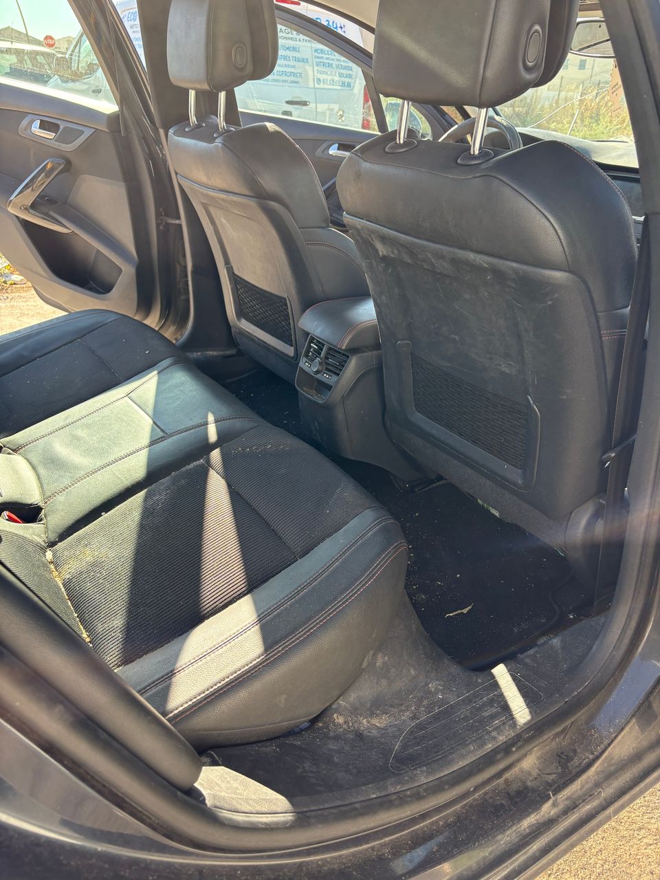 Désinfection et nettoyage des plastiques intérieurs d'une Peugeot 508 par Eco Clean Up 34.